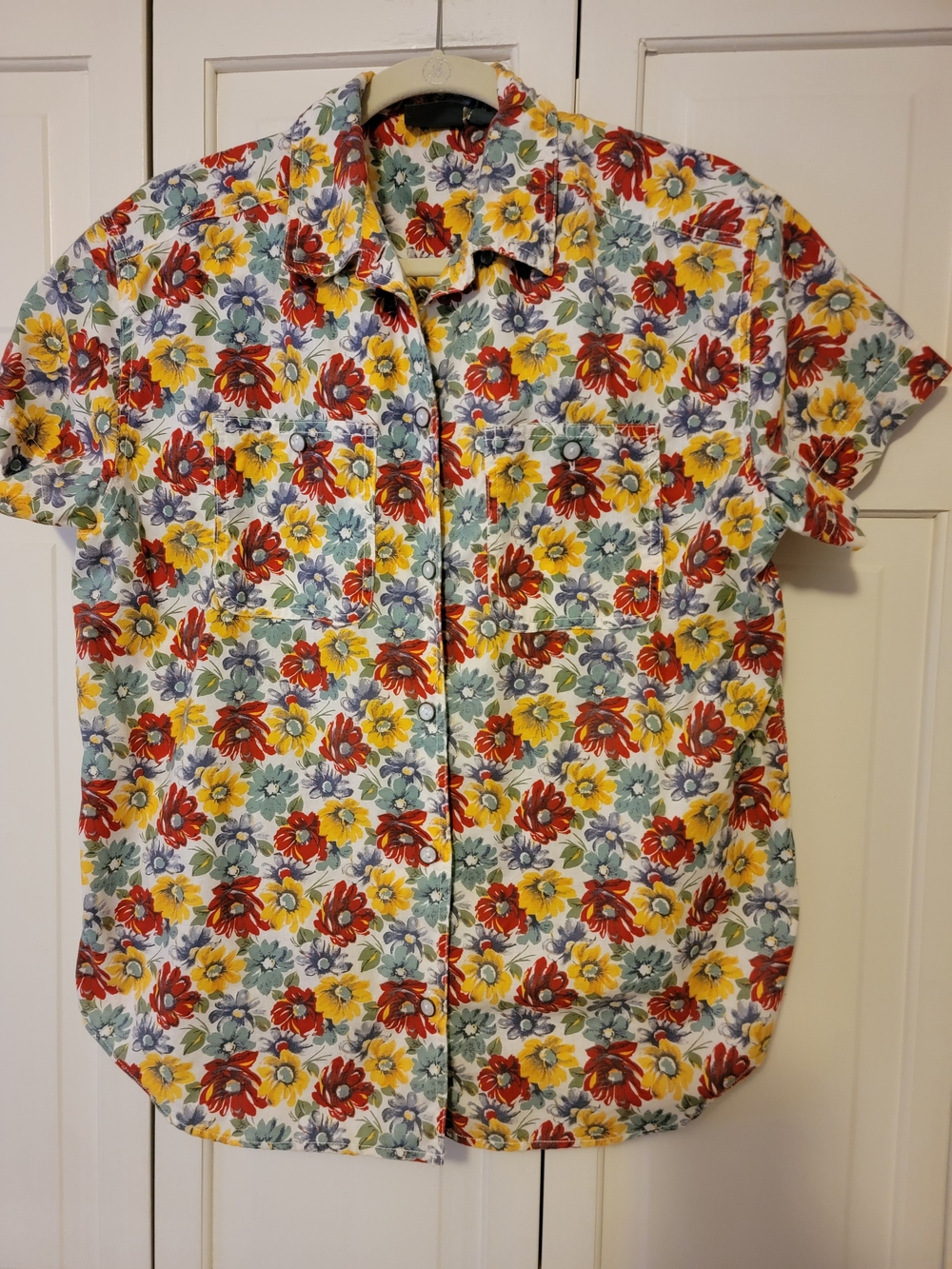 Floral Short-Sleeve Button-Up Blouse - Red, Yellow, Blue Floral Size M EUC